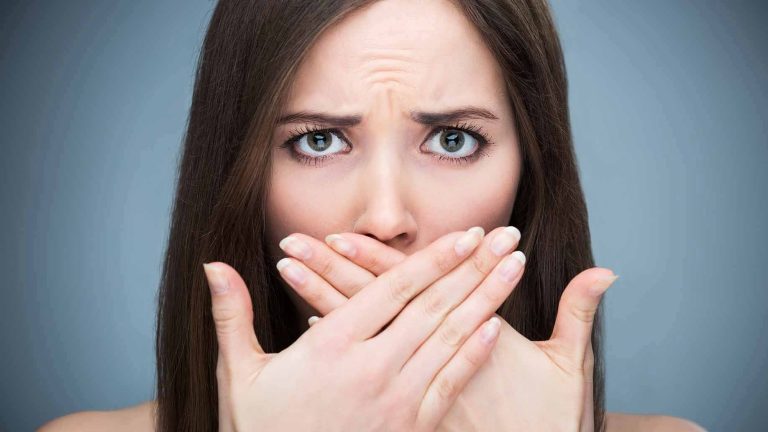 بوی بد دهان عوامل و درمان